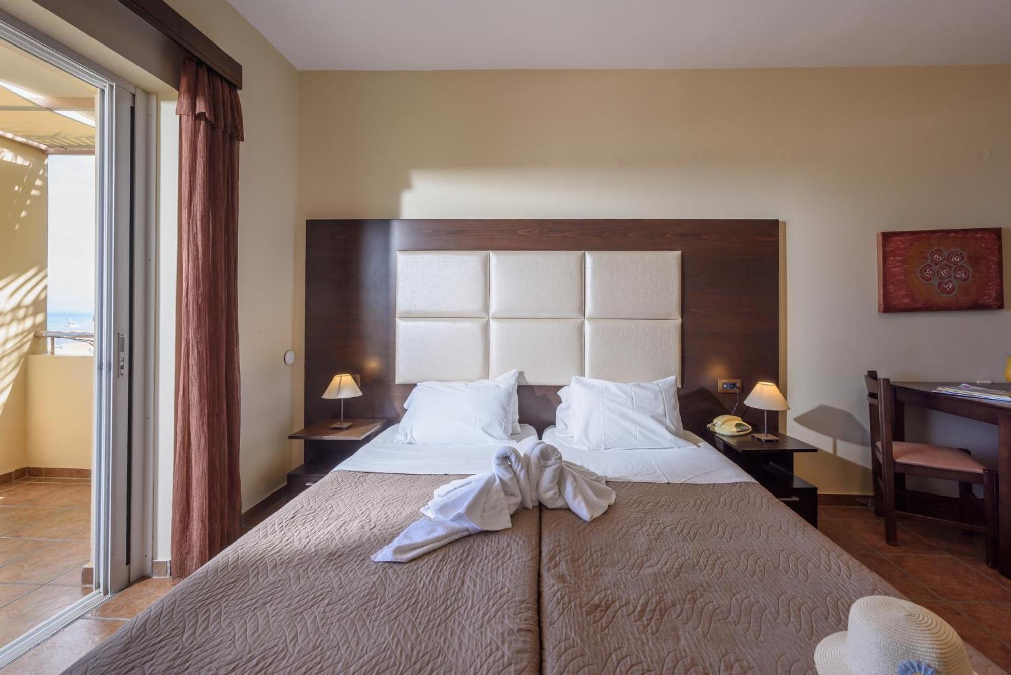 Eurohotel Theo Hotel Agia Marina Extérieur photo