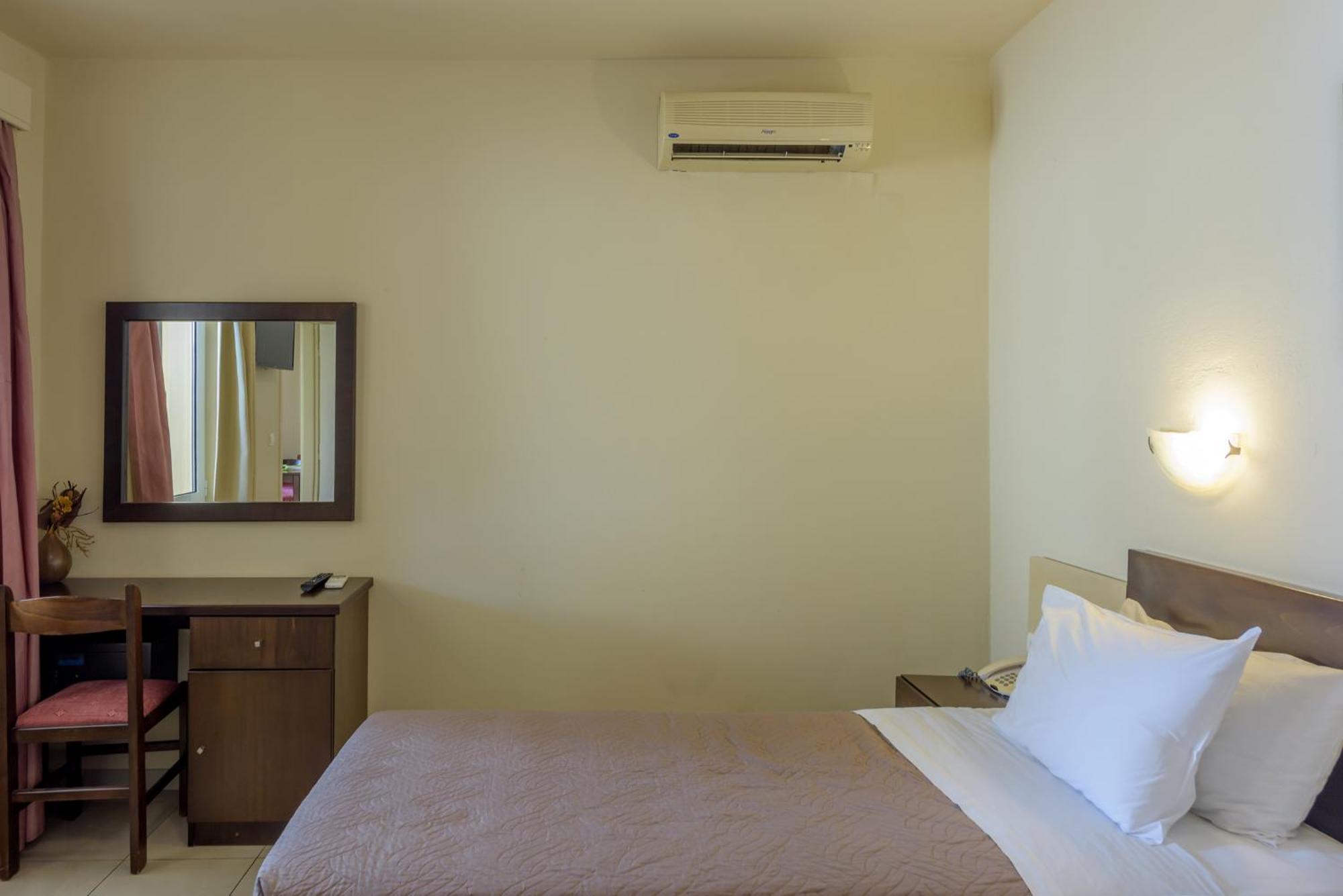 Eurohotel Theo Hotel Agia Marina Extérieur photo
