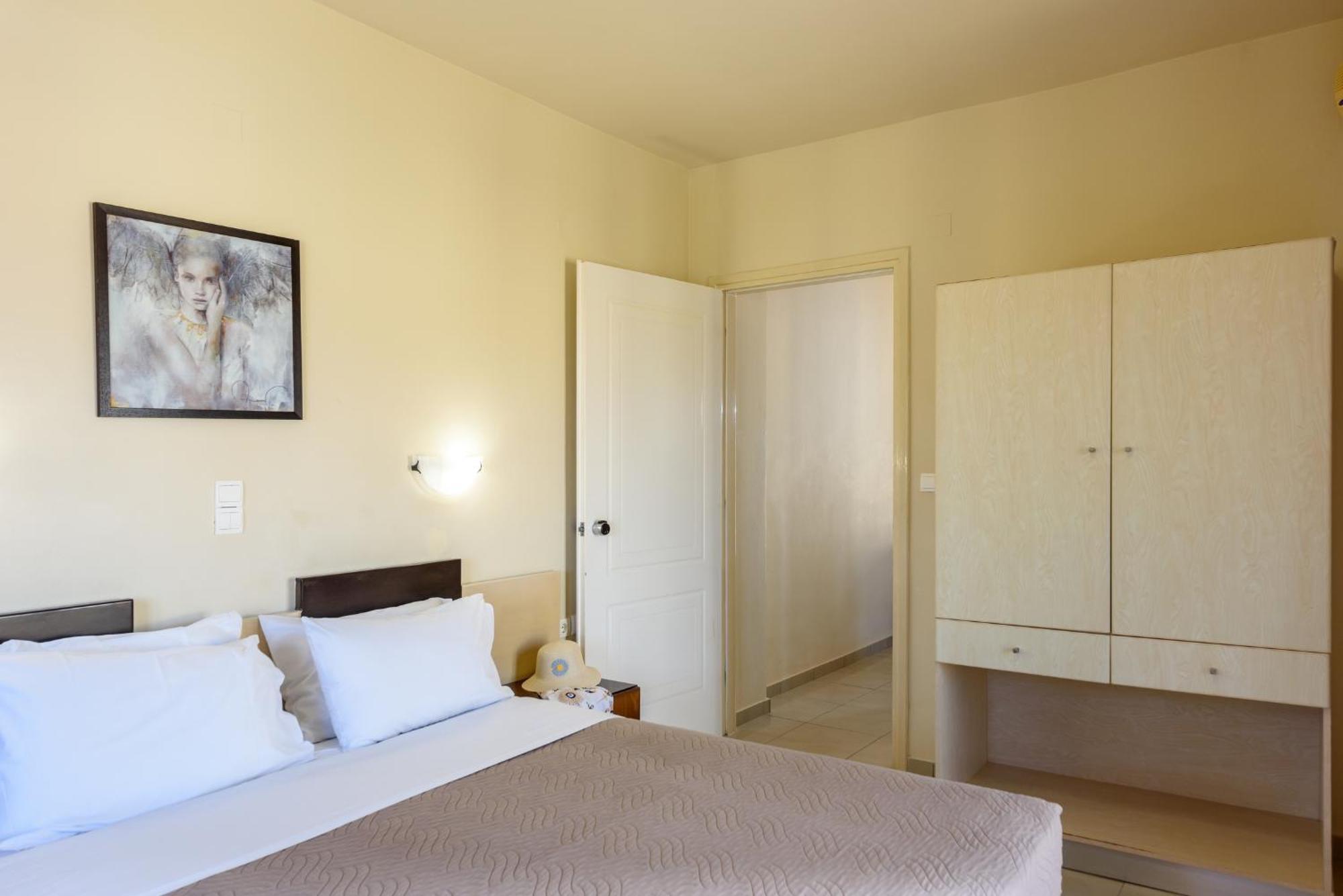 Eurohotel Theo Hotel Agia Marina Extérieur photo